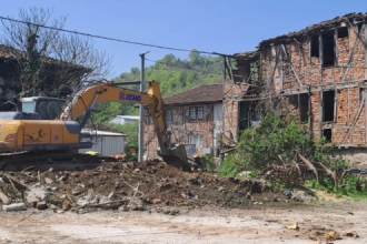 Gölcük’te Metruk ve Orta Hasarlı Binalar Yıkılıyor