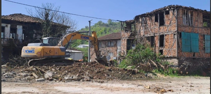Gölcük’te Metruk ve Orta Hasarlı Binalar Yıkılıyor