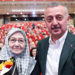 Tahir Büyükakın’dan Annesine Anlamlı Anneler Günü Sürprizi