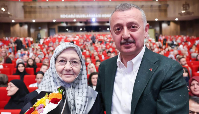 Tahir Büyükakın’dan Annesine Anlamlı Anneler Günü Sürprizi