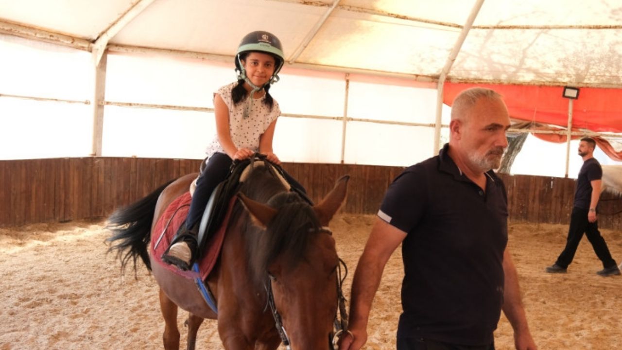 At sırtında eğlence dolu tatil başlangıcı