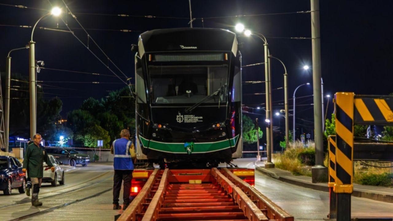Kocaeli’de raylı sistem büyüyor: Yeni tramvay ulaşıma dahil edildi